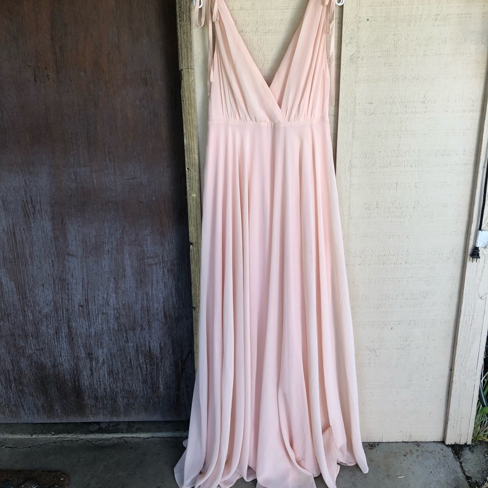 Lulu’s floor-length blush dress 💕